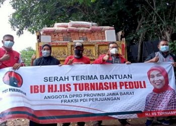 Iis Turniasih Salurkan Bantuan Bedah Rumah Warga Karawang