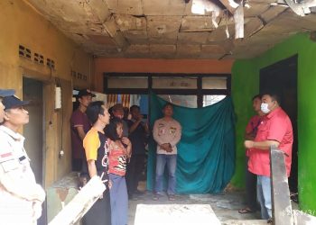 PDI Perjuangan Garut Melaksanakan Giat Sosial Berbagi Sembako Kepada Janda Tua di Limbangan