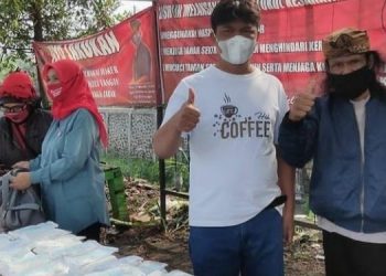 Pemerintah Kurangi Bansos, Rafael Bagikan Nasi, Masker dan Vitamin Untuk Masyarakat