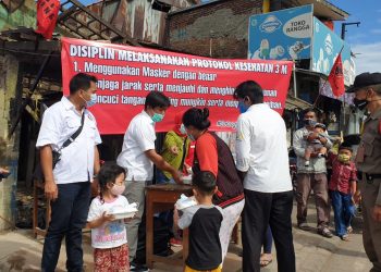 Pospera dan PDI Perjuangan Bandung Kulon Bagikan Nasi Kotak Untuk Warga Terdampak Pandemi