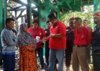 Ringankan Beban Korban Kebakaran di Bungbulang, Ketua DPC PDI Perjuangan Garut Berikan Bantuan