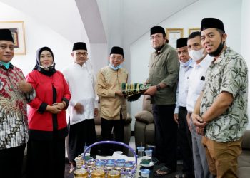 Silaturahmi ke Pusdai, PDI Perjuangan Jabar Bawa 200 Sajadah