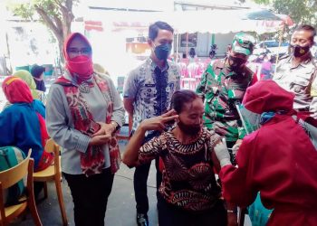 Petugas Kesehatan Diminta Tidak Sungkan Datangi Rumah Lansia untuk Vaksinasi Covid-19