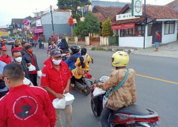 Anggota DPR Bagikan 1.000 Paket Sembako dan Takjil di Kuningan