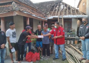 Anggota DPRD Garut Yudha Puja Turnawan Bantu Wanita Tua yang Rumahnya Nyaris Ambruk