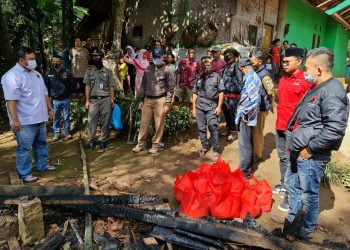 Ketua DPC PDI Perjuangan Garut Sampaikan Bantuan dari Anggota DPR RI untuk Mak Ocih, Korban Kebakaran di Banjarwangi