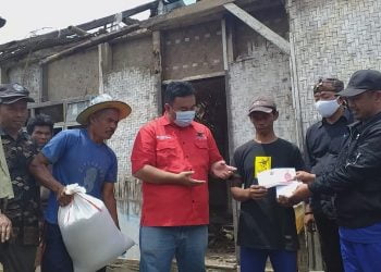 PDI Perjuangan Garut Bergotong Royong Memperbaiki Rumah Warga yang Atapnya Rubuh