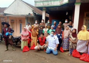 Sambut Ramadhan 1442 H, DPC PDI Perjuangan Garut Santuni Janda Tua di Singajaya