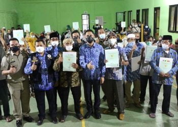 Plt Bupati KBB Bagikan Ratusan Sertifikat Gratis di Desa Wangunsari Sindangkerta