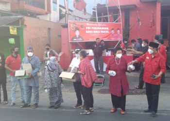 PDI Perjuangan Memperingati Hari Kartini di Bulan Suci Ramadhan 1442 H dengan bagi bagi Takjil