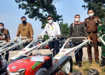 Tindaklanjut Kunjungan Jokowi, Mentan dan Ono Surono Bagikan Alsintan ke Petani