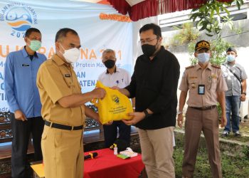 Dukung Program Pemenuhan Protein Masyarakat, Ono Surono Bagikan 600 Paket Ikan Olahan