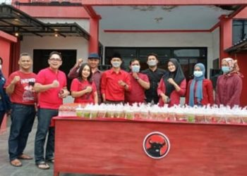 Fenny Pratiwi Utami : DPC PDI Perjuangan Kab. Purwakarta Bagikan 500 Ta’jil