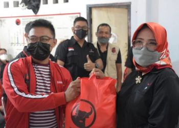 PDI Perjuangan Bagikan Bingkisan ke Pengurus dan Badan Partai