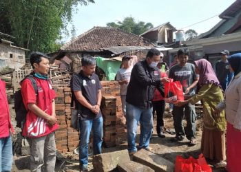 PDI Perjuangan Garut Gotong Royong Bersama Desa Cikedokan Bantu Mak Iroh yang Rumahnya Runtuh