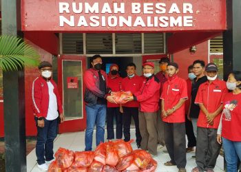 DPC PDI Perjuangan Indramayu Bagikan 3.800 Paket Sembako