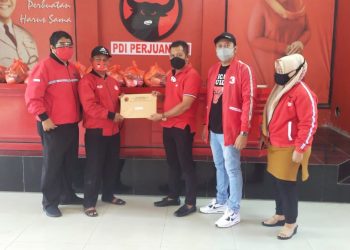 Jelang Lebaran, PDI Perjuangan Karawang Salurkan Paket Sembako Bagi Pengurus Partai