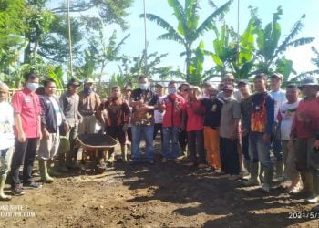 Yudha Puja Turnawan Gotong Royong Bangun Lapang Voli dan Santuni ODGJ Bersama PAC PDI Perjuangan Cilawu dan Ranting Dawungsari
