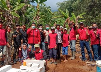 Ketua DPC PDI Perjuangan Garut Gotong Royong Bantu Pembangunan Rumah Warga yang Runtuh di Desa Girimakmur