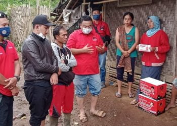 Ketua DPC PDI Perjuangan Garut, Kunjungi Lansia Korban Kebakaran di Kampung Cipanawar