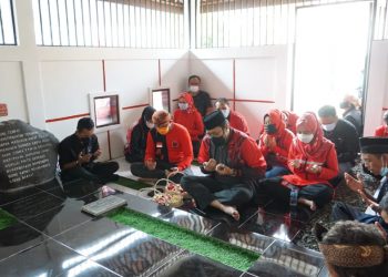 PDI Perjuangan Jabar Ziarah dan Tabur Bunga di Makam Marhaen