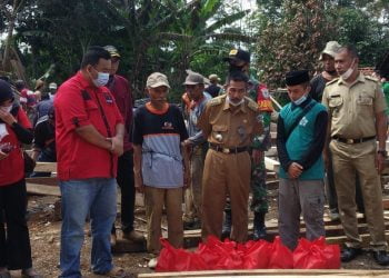 Sampaikan Amanat Dony Oekon, Yudha Apresiasi Gotong Royong Warga Kampung Bebedahan Bangun Rumah Korban Kebakaran