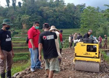 DPC PDIP Garut Gotong Royong Bersama Warga Bangun Jalan Penghubung Tiga Kampung