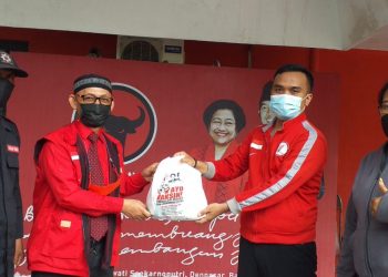 DPC Taruna Merah Putih Kota Bekasi Bagikan Paket Sembako Untuk Pengurus dan Kader Partai