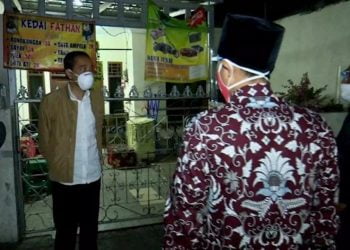 Presiden Blusukan Bagikan Obat & Sembako ke Warga Jakut