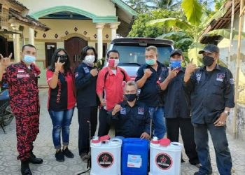 Banteng Karawang Terus Bagikan Masker & Semprot Disinfektan