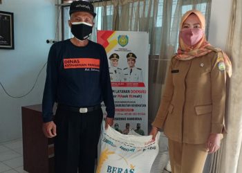 Bupati Indramayu Beri Bantuan Beras Kepada Warga yang Positif Covid-19 Yang Tengah Isoman