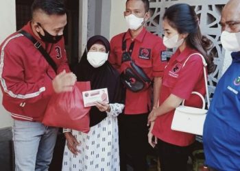 DPC PDI Perjuangan Garut Blusukan di Paminggir Bagikan Sembako Dimasa Perpanjangan PPKM Darurat