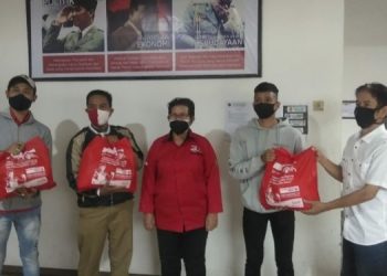 Posko Darurat DPC PDI Perjuangan Kota Cimahi Bagikan Ratusan Paket Sembako