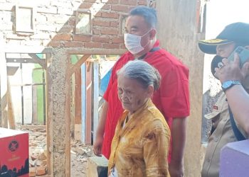 Ibu Adah Janda Tua di Paminggir Dapat Rutilahu Hasil Usulan Reses Anggota DPRD Garut