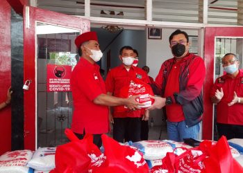 PDI Perjuangan Indramayu Gotong Royong Bantu Warga Terdampak Covid-19
