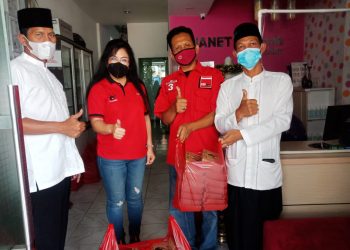 Rangkul Pengurus PAC, Ranting dan Anak Ranting Pondok Gede, dr. Janet Membagikan 300 Paket Nasi Siap Saji ke Warga Isoman