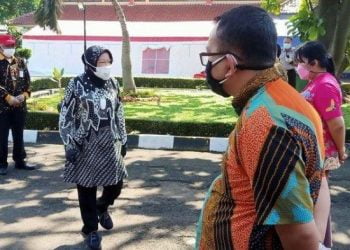 Sambangi Bandung, Risma Protes ASN Tak Bantu di Dapur Umum
