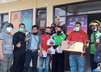 Setelah Fogging Kesetiap Intansi,DPC PDIP Garut Door To Dor Berikan Santunan Kepada Sejumlah Warga Yang Sedang Isoman