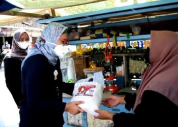 Sambangi PKL, Bupati Nina Agustina Serahkan Bantuan