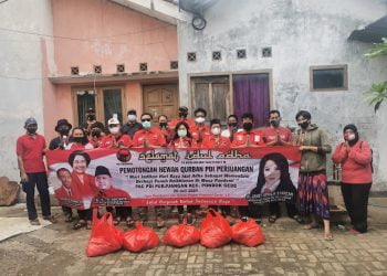 Pengurus PAC dan Ranting PDI Perjuangan Pondok Gede berbagi Daging Qurban