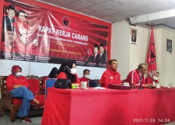 Intruksi Pusat, PDIP Kota Tasik Bagikan Ratusan Nasi Kotak ke Warga Isoman