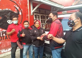 Ono Surono Serahkan Mobil Ambulance  ke PDI Perjuangan Kota Cirebon
