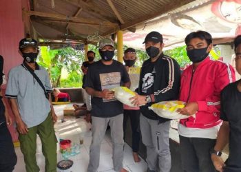 Ketua DPC PDI Perjuangan Kabupaten Karawang Bagi Sembako Untuk Warga Isoman