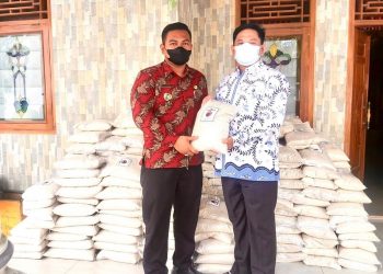 Abdy Bagikan Ratusan Paket Beras Pada Warga Majalengka