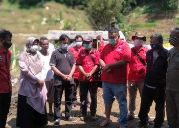 DPC PDI Perjuangan Garut Bersama PAC Cilawu Berikan Bantuan Untuk Warga Terdampak Longsor di Sukamaju Cilawu