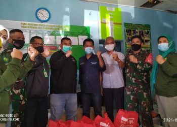 DPC PDI Perjuangan Membagikan Bingkisan Sembako Anggota DPRD Provinsi Jabar Memo Hermawan