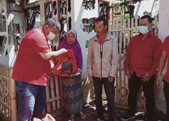 DPC PDIP Garut Bantu Korban Kebakaran di Kecamatan Samarang