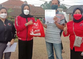 DPC PDI Perjuangan Kabupaten Bandung Barat Distribusikan Bantuan Kepada Warga Isoman