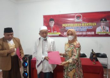 PDI Perjuangan Cianjur Salurkan Bantuan kepada 25 Guru Ngaji dan Imam Masjid