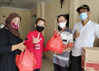 Kader PDI Perjuangan Kota Bekasi Bagikan Makanan, Obat dan Vitamin kepada Warga Isoman